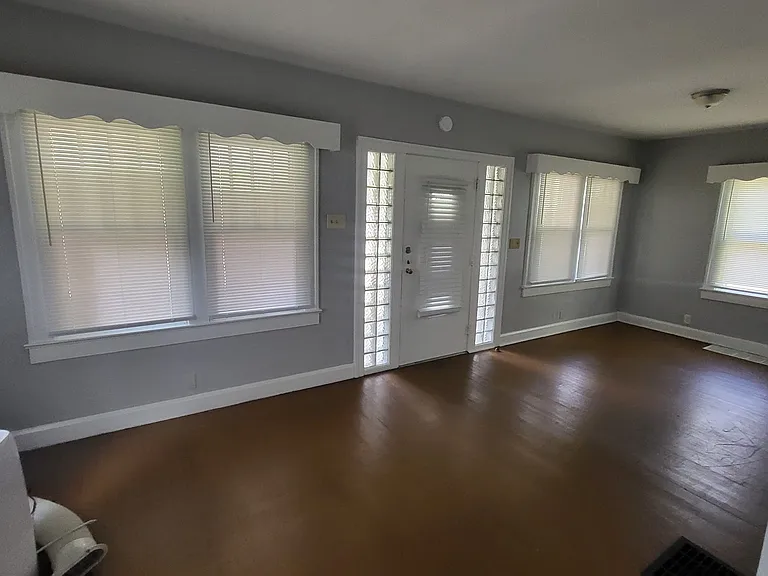 1527 N Chester Ave — Photo 3