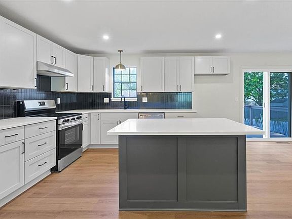4th image of 332 SE Flagstone Dr