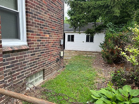 3rd image of 10054 Riverdale Ave