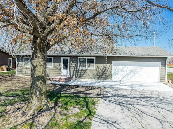 216 Willow Ln, Hesston, KS 67062