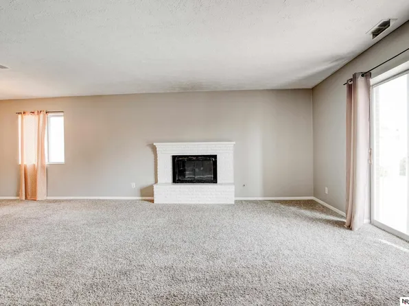 500 S 37th St APT 207, Omaha, NE 68105
