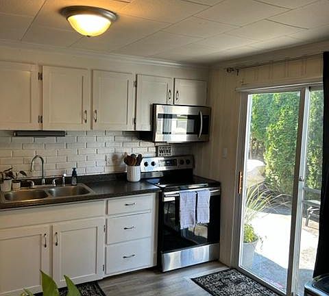 Kitchen & Door to Patio