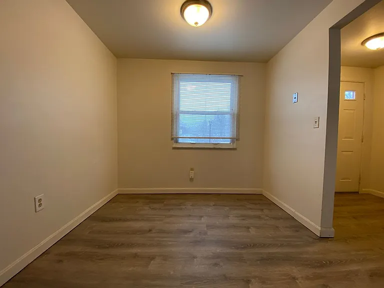 733 Hemlock Sq — Photo 2