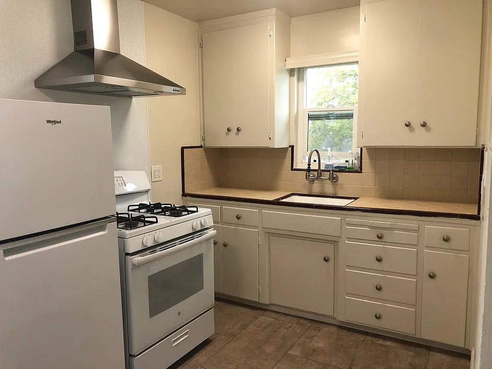 Kitchen: new faucet, reglazed sink