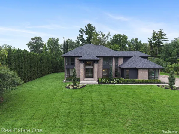 933 Robinhood Rd, Bloomfield Hills, MI 48304