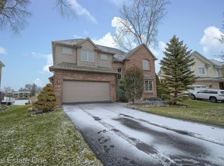 321 Beverly Estates Dr, Waterford, MI 48328