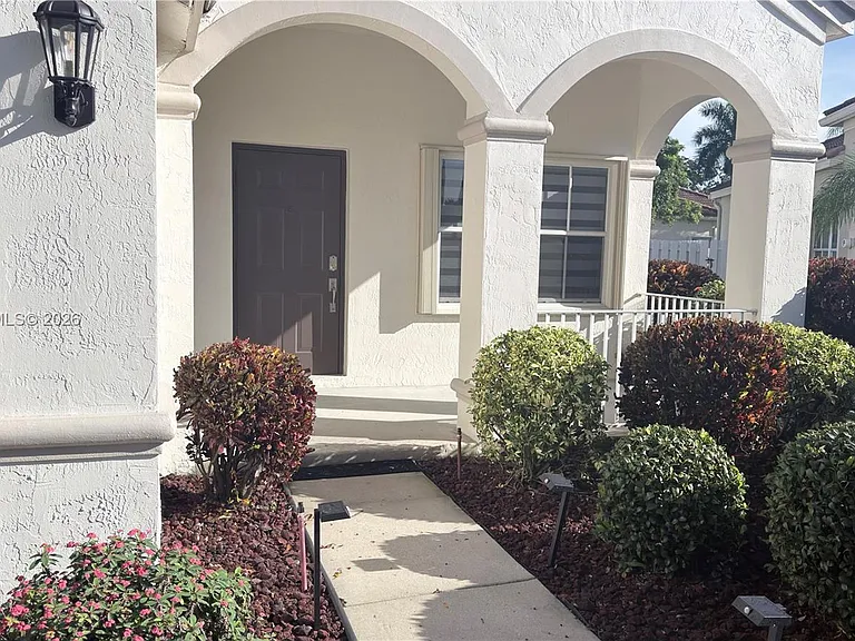 692 Maplewood Ct — Photo 3