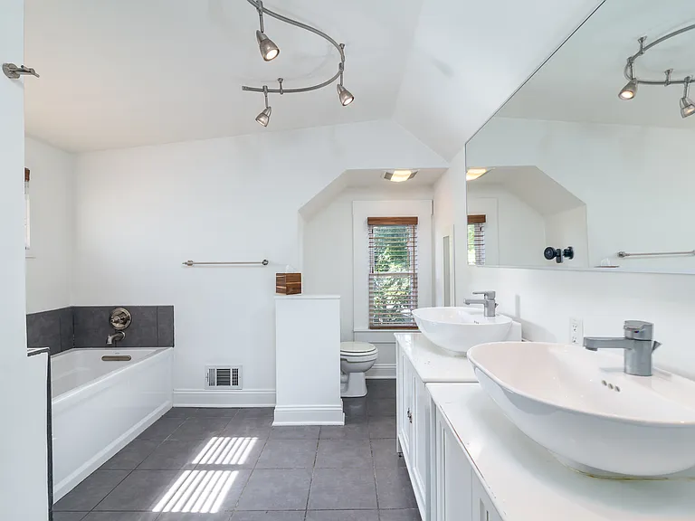 483 Stanley Ave — Photo 12