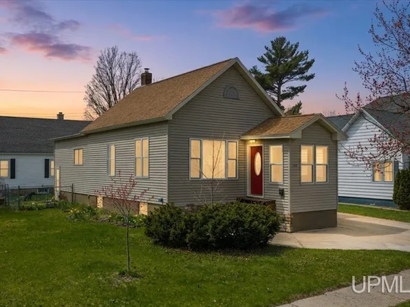 722 S 16th St, Escanaba, MI 49829