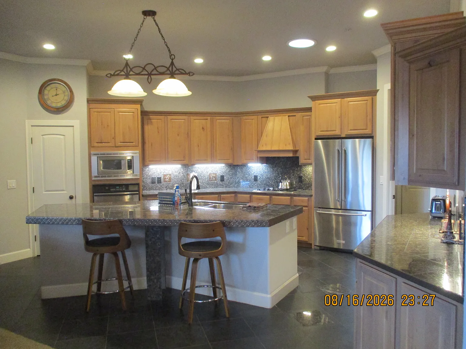 3 bed, 1894 sqft, $2,400 — Photo 3
