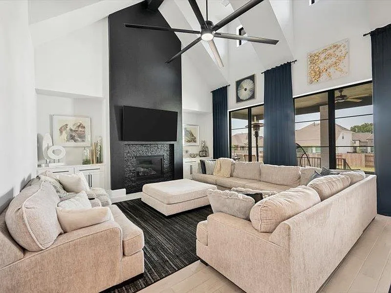4 bed, 3.5 bath, 3777 sqft, $3,300 — Photo 4