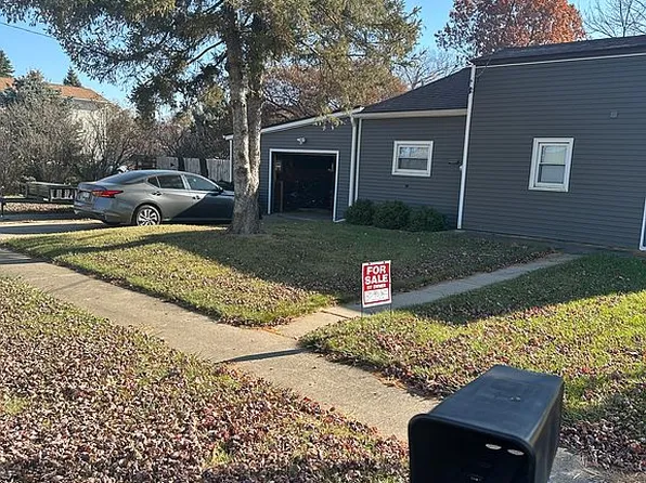 115 E 1st St, Cedar Point, IL 61316