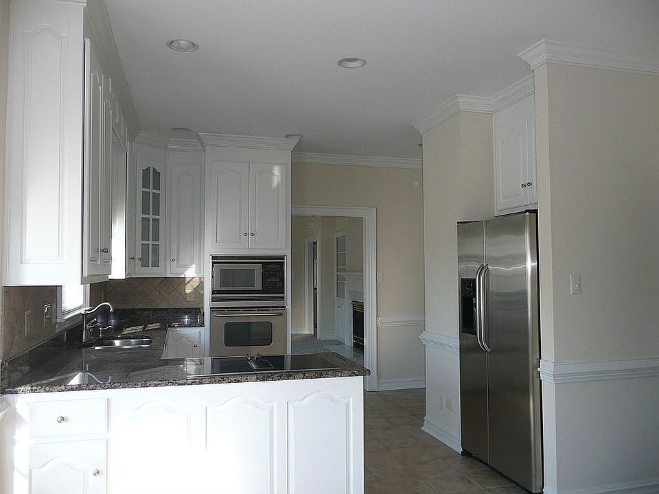 Extraordinary Gourmet Kitchen with Granite & Downdraft Smoothtop Cooking