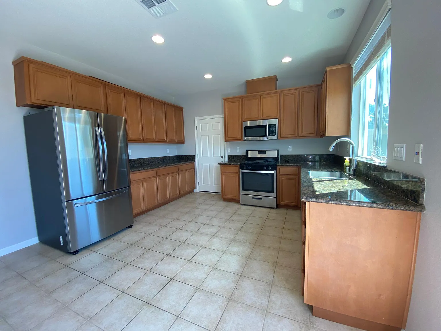 4 bed, 1776 sqft, $3,350 — Photo 4