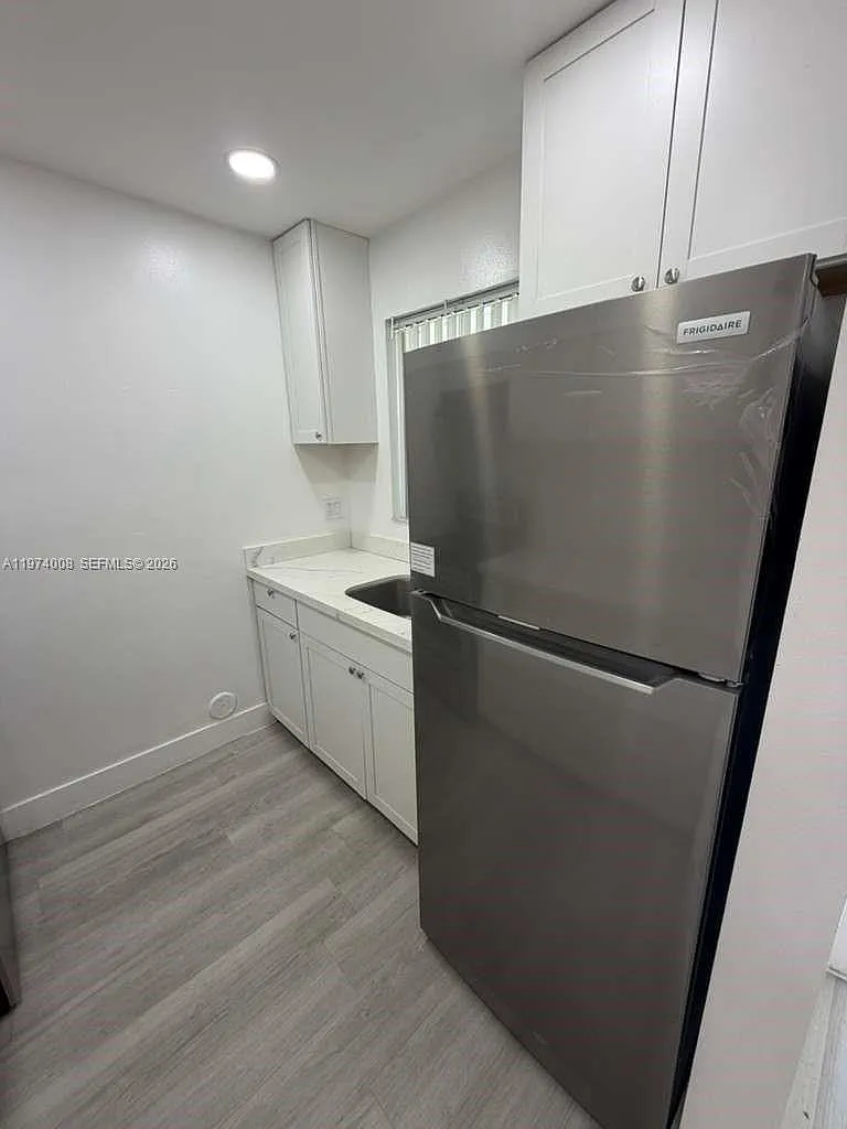 2 bed, 1.0 bath, $2,200 — Photo 3