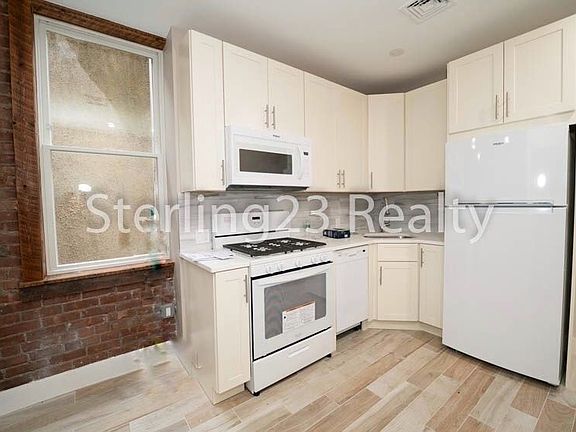 3rd image of 28-13 Astoria Blvd #2R