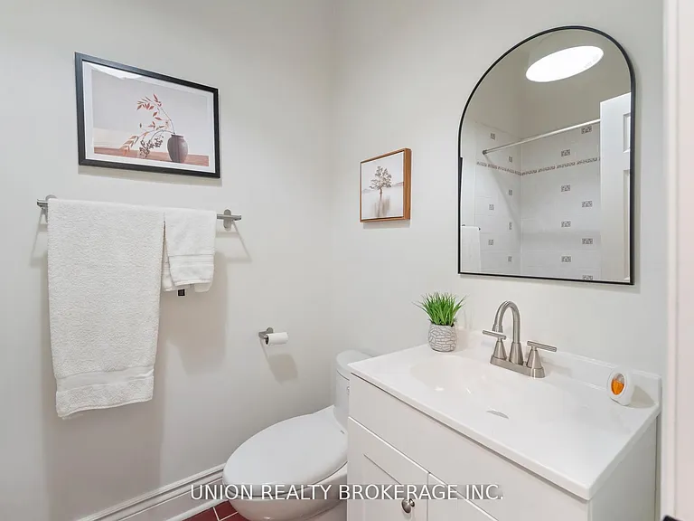 59D Woodbine Ave — Photo 37
