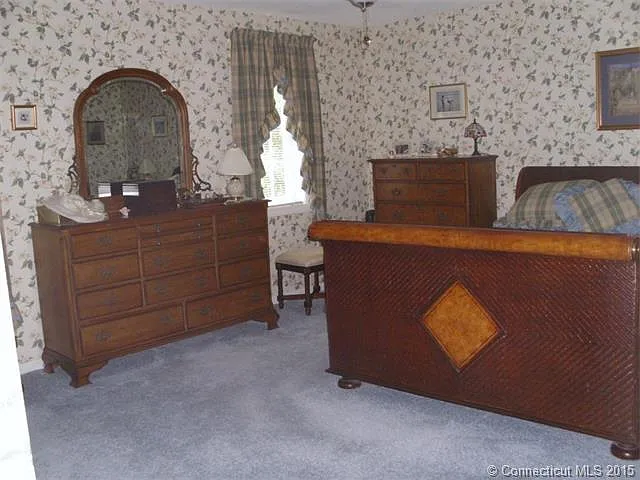 5 bed, 2.5 bath, 2880 sqft, $3,990 — Photo 3