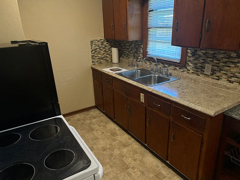 2431 N Poplar Ave — Photo 3
