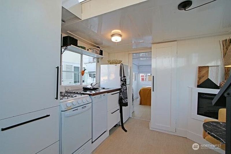 3rd image of 2536 Westlake Avenue N