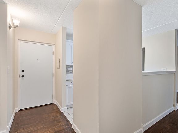 2nd image of 5550 Astor Ln Unit 102