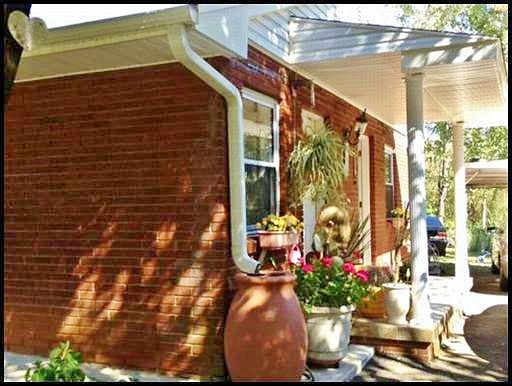 Side entry for privacy