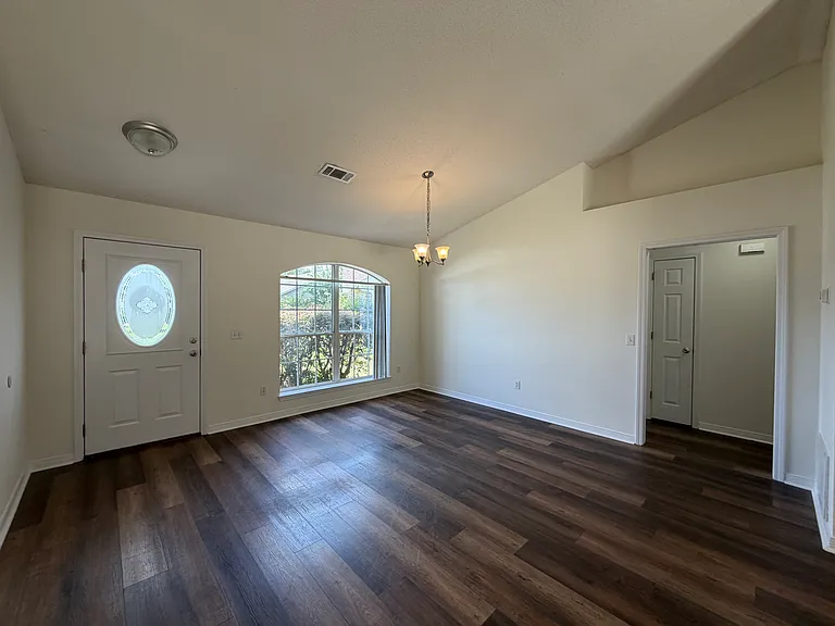 562 Batten Blvd — Photo 4