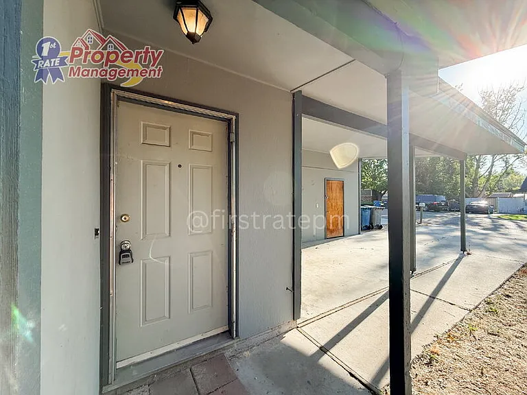 210 S Homedale Ave — Photo 25