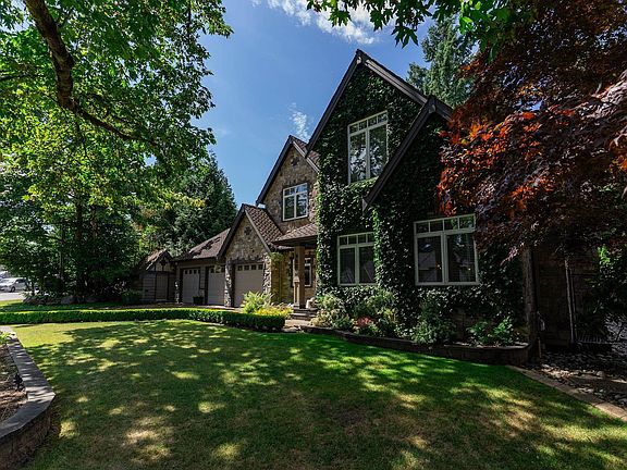 3rd image of 930 Selkirk Cres
