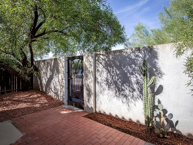 2210 E Helen St — Photo 20
