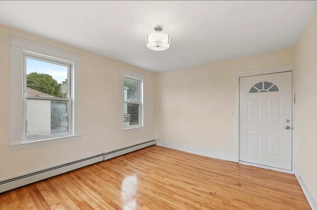 3 bed, 3000 sqft, $2,300 — Photo 1