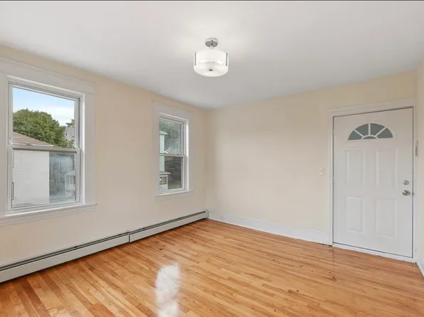 56 Catharine St APT 1, Worcester, MA 01605