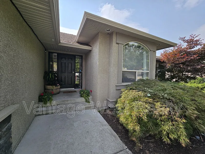 4 bed, 3.0 bath, $3,150 — Photo 2