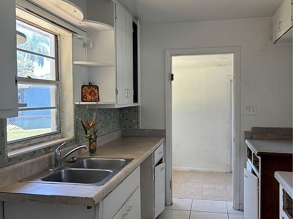 4th image of 3977 Seminole Ave