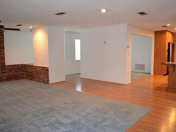 3rd image of 19 Doral Dr