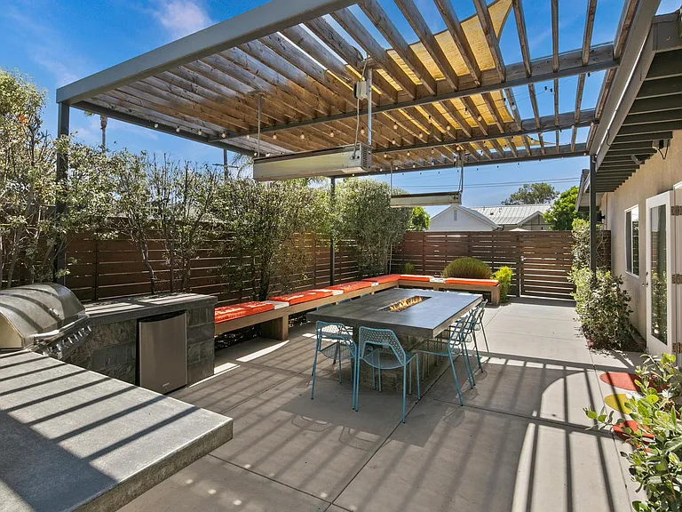 Outdoor dining area and bbq