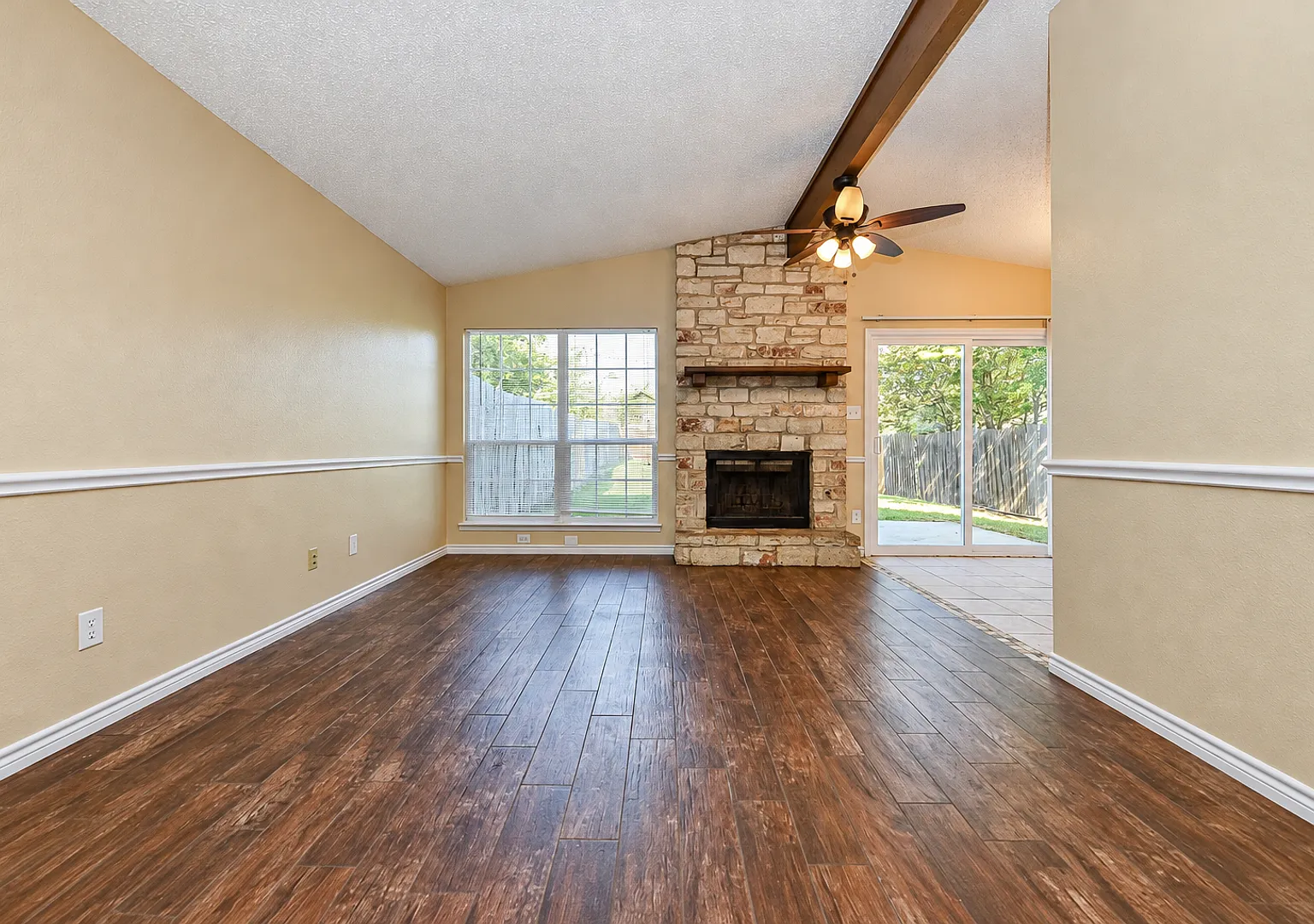1147 Royal Crest Dr — Photo 4