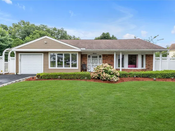 7 Preakness Court, Greenlawn, NY 11740