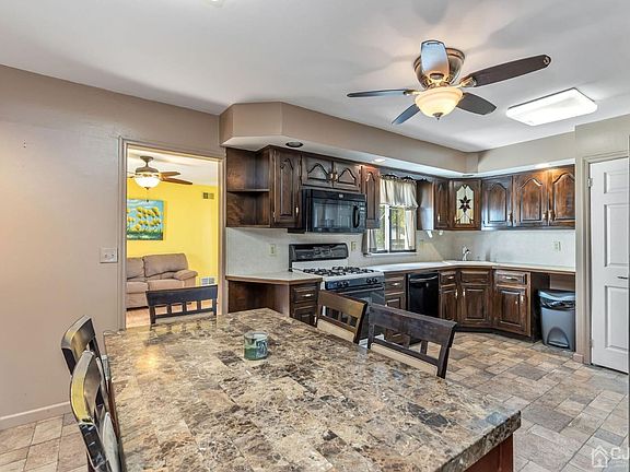 5th image of 266 Saint James Pl