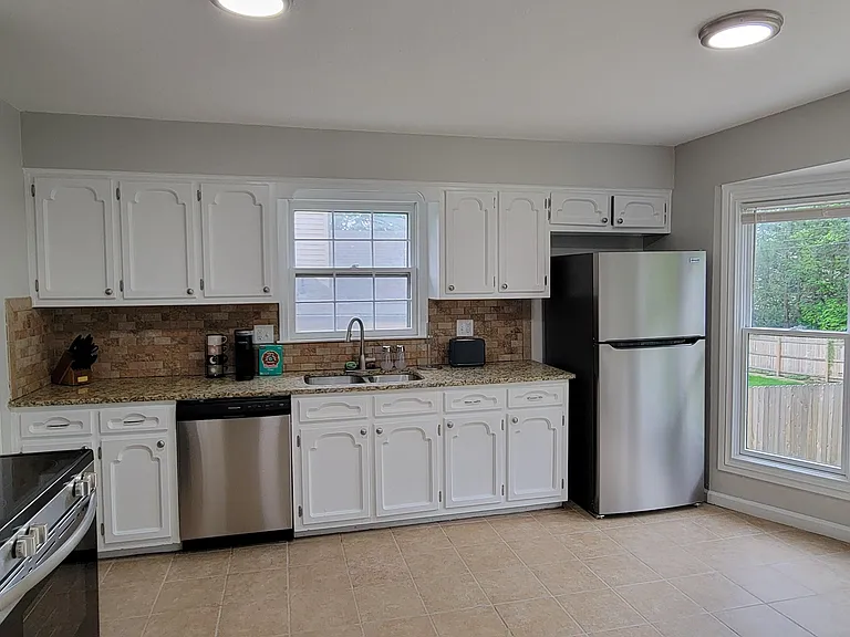 NE Locust Dr — Photo 9