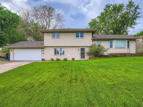 3001 Country Wood Dr, Burnsville, MN 55337