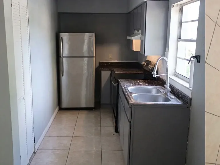 8511 N 10th St #B — Photo 4