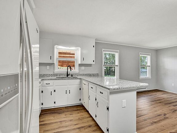 4th image of 109 Hitt St