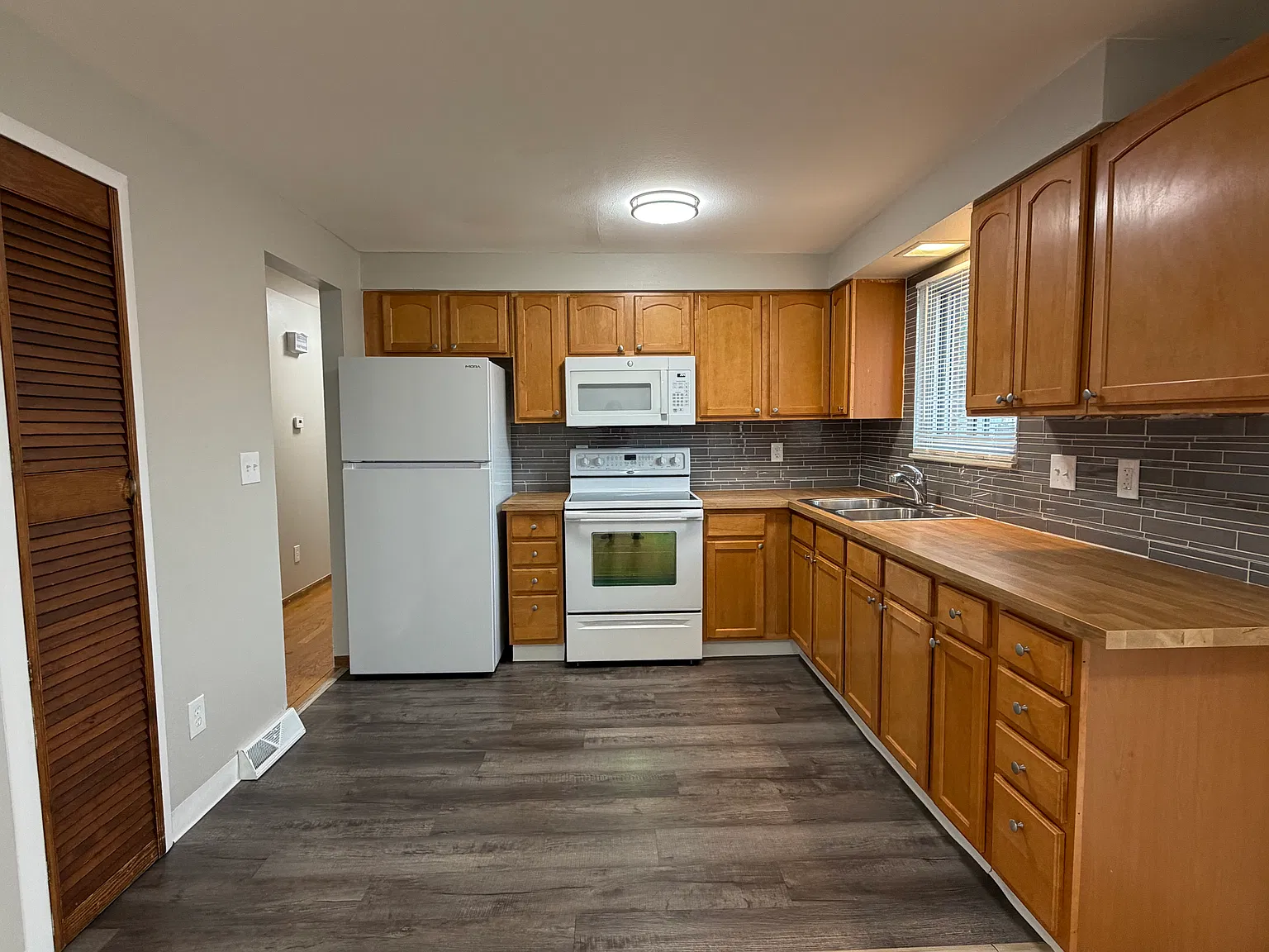 3 bed, 2018 sqft, $2,395 — Photo 2