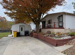 3072 E Bay Dr, Fenton, MI 48430