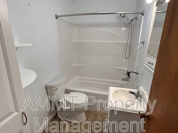900 1/2 W Heefner St #1, Hiawatha, IA 52233