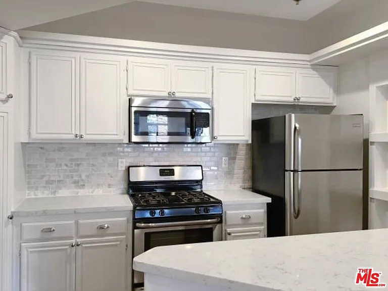 12712 Moorpark St #103 — Photo 2