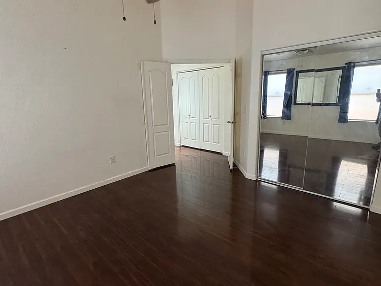 1727 E Pontiac Dr — Photo 15