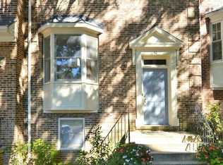 40 Carriage House Cir, Alexandria, VA 22304