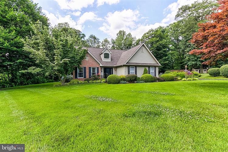 1st image of 404 Highland Ct